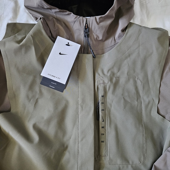 Nike Storm Fit Run Division Hooded Jacket Olive DV1247-222 Women's Size Large - Picture 2 of 12